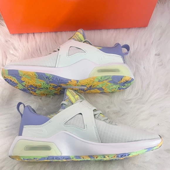 Nike Women's Air Max Bella TR 5 Shoes - Picture 7 of 11